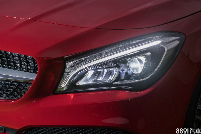 此次小改款，CLA/CLA Shooting Brake車系全面導入LED頭燈組，擁有家族化華麗外觀的同時，更增添幾分氣勢。