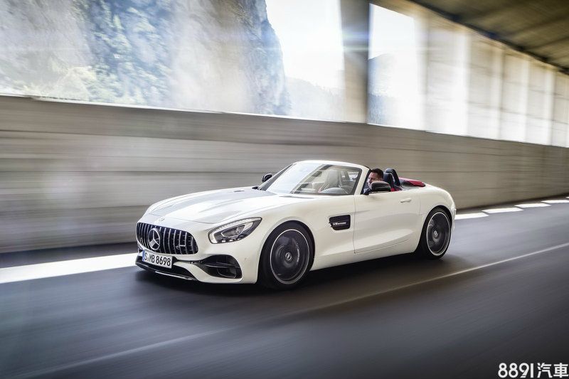 Roadster同樣採用4.0升V8雙渦輪引擎，但兩款版本動力都較Coupe提升些許，同時原廠表示7速雙離合器變速箱的第七檔與終傳齒比經過微調。