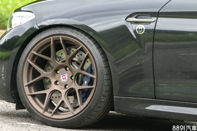 此車換上19吋的HRE Flow Form FF01部品,並搭配與原廠相同配置的前245/35R19、後265/35R19米其林Pilot Super Sport跑胎,內部的煞車採用前四、後二活塞設計搭配380mm、370mm碟盤。