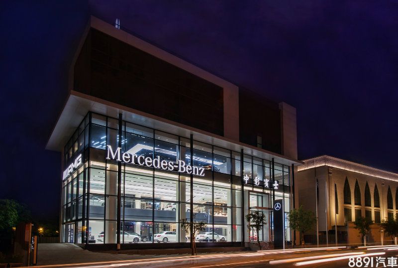 於台中向上路的中彰賓士旗艦展間,採用Mercedes-Benz全球統一的據點品牌建築設計與標誌識別(New Brand Architecture and Signage)Autohaus 500標準,整體外觀由大面積玻璃帷幕加上淺灰牆面與黑色柱體,呈現簡約現代的時尚氣息。