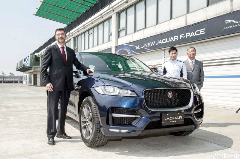 為展現原廠對F-PACE重視度,Jaguar Land Rover亞太區總裁Russell Anderson(圖左)、總代理九和汽車總經理陳貽彬(圖右)以及知名方程式賽車手林帛亨均蒞臨活動現場,共同驗證F-PACE在賽道或越野環境的全能身手。