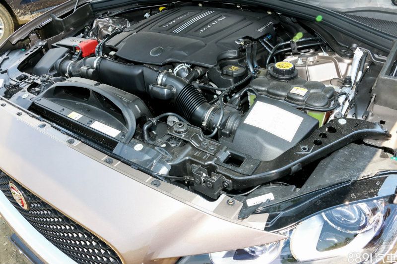 F-PACE的Prestige與R-Sport車型採用3.0升V6雙轉子機械增壓引擎(魯氏機械增壓),最大輸出為340hp/45.9kgm,搭配八速手自排變速箱,原廠0~100km/h成績為5.8秒,而First Edition在相同架構下,最大馬力則調升至380hp,0~100km/h加速也縮減至5.5秒。