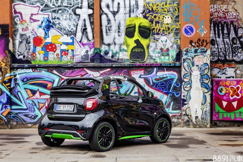 廠照中Fortwo EV敞篷版穿上了御用改裝廠Brabus為其量身設計的寬體套件、前後下擾流、側裙、雙色鋁圈等皆為選配項目。
