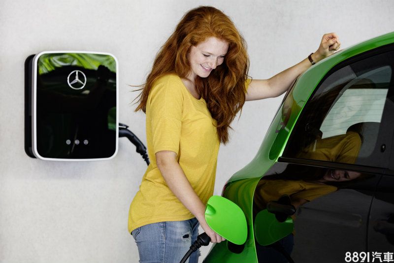 Smart同時對充電系統進行了優化，使其比上代車型所需的充電時間更少，若加選22 kW的快充裝置，只需短短的45分鐘就能將電力充滿。