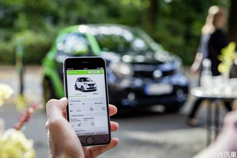 車主只要使用手機上的App就能隨時設定充電時間，或查看車輛的充電狀態，亦可在使用車輛之前，先行遠端開啟車內空調。