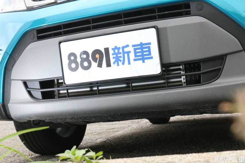 前保桿內側可清楚看到氣冷Intercooler，相較於愈來愈多渦輪引擎採用的水冷Intercooler，雖然冷卻效率較容易因行車速度而有所變化（速度愈慢，撞風冷卻效率自然較不佳），但仍是一個穩定耐用的設計。