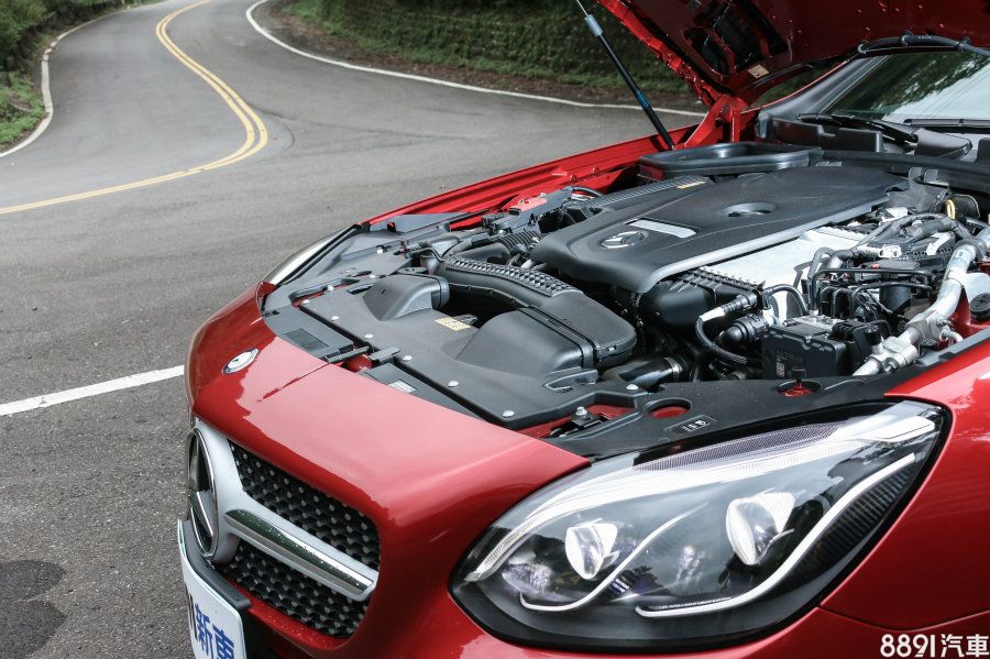 SLC200引擎即是與C200、E200相同的2.0升渦輪，184hp/30.6kgm動力輸出以跑車而言相當的入門，但由於調校得當，跑起來相當暢快，少有入門感受。
