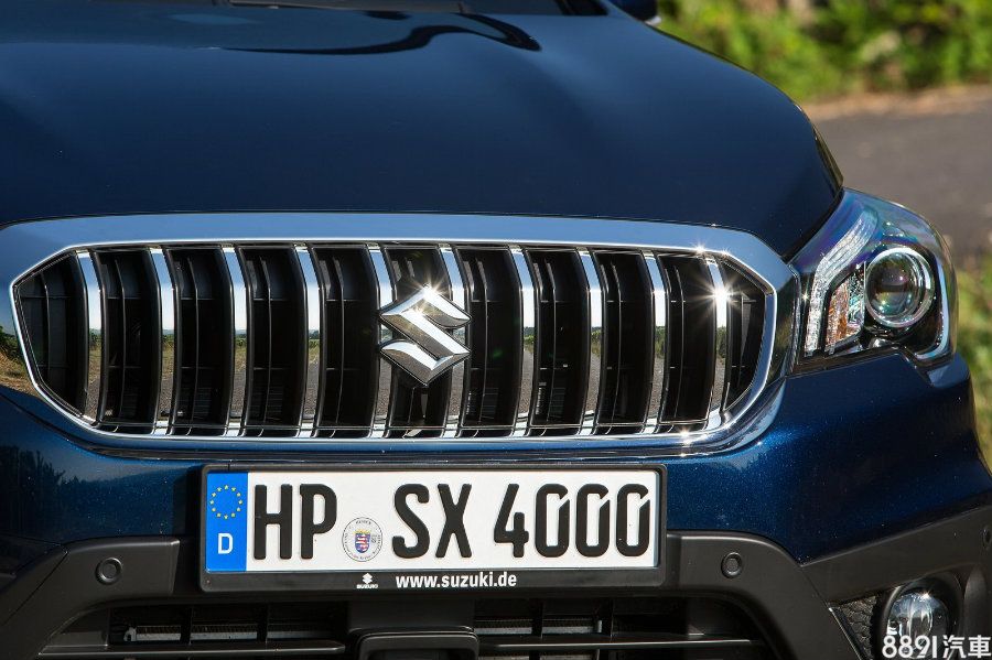 大型鍍鉻直瀑水箱護罩，造就成穩的視覺感受，似乎有點不符合SX4的跨界訴求。