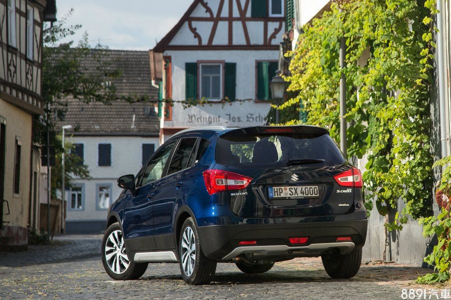 車尾換上LED尾燈，變動細微，但至少仍可一眼看出小改款身分。