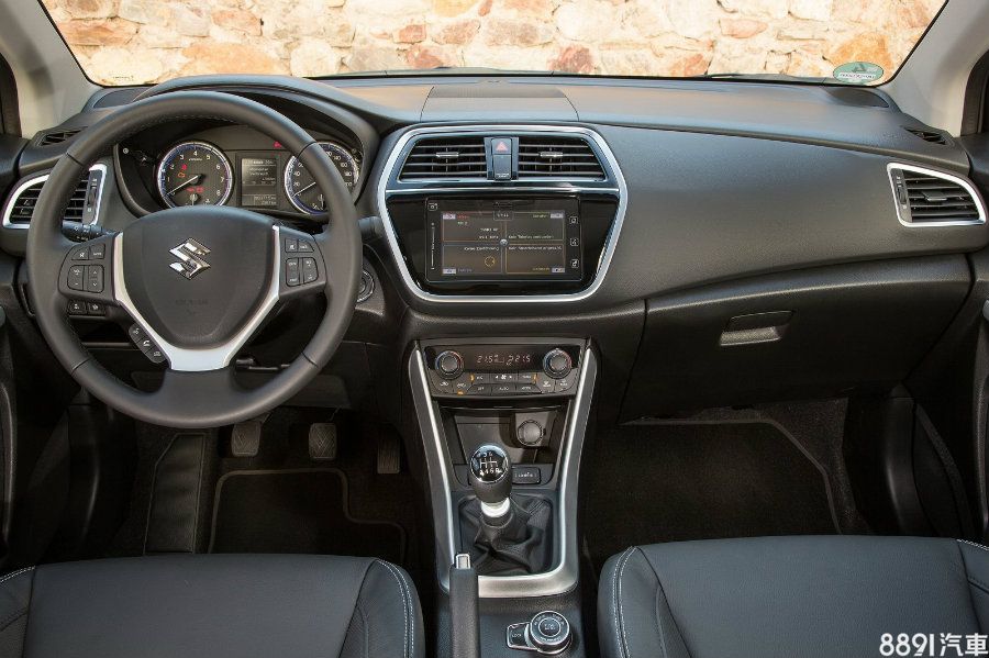 內裝可說是無更動，小改款重點完全放在車頭造型與動力更新。