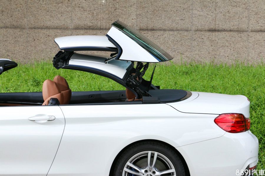 4-Series Convertible採用三片式的硬頂結構，啟閉的作動時間約需20秒，並有著時速18km/h以下的條件限制，作動過程還算安靜，關闔瞬間也不會有「碰」一聲的狀況。