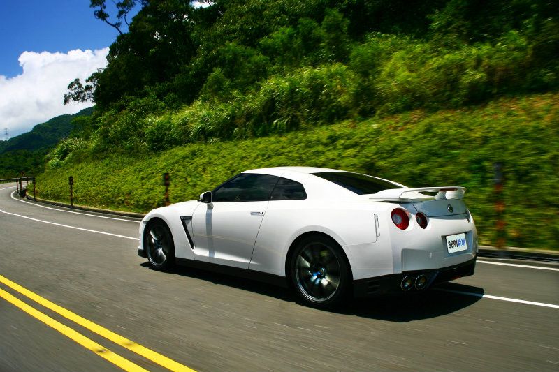 拜精密的四驅系統所賜，就算高速過彎，GTR也提供軌道車一般的貼地駕馭感受