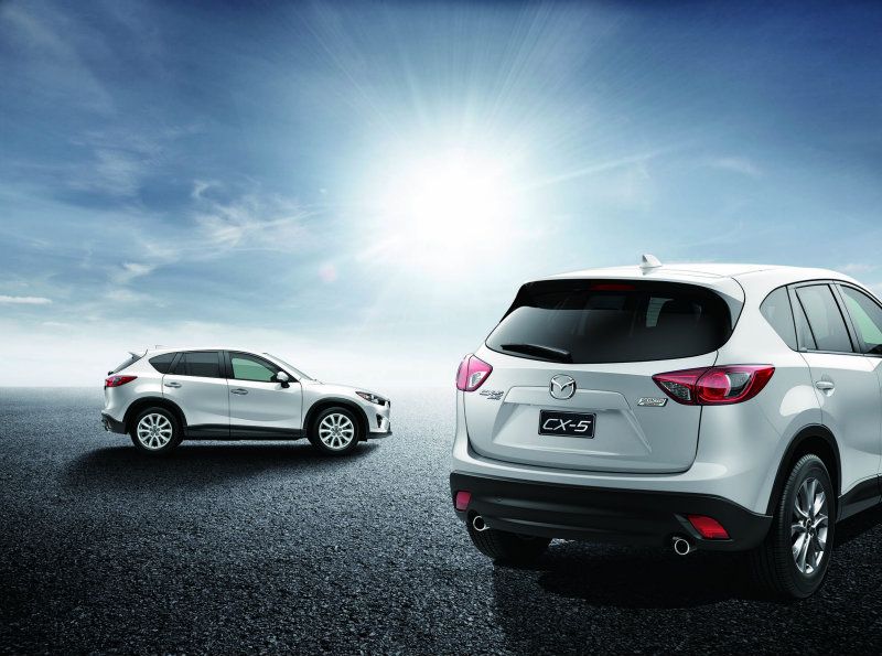 MAZDA CX-5以KODO魂動設計語彙建構外觀與內裝造型,以黑色基調打造日式精緻 質感座艙,全車系並配備整合式八吋DVD影音導航系統等豪華配備。 MAZDA CX-5 SKYACTIV-D以19吋大尺碼輪圈,搭配車尾雙出尾管,展現性能SUV的 強悍氣勢!