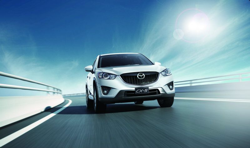 MAZDA CX-5 SKYACTIV-D擁有175ps/42.8kgm的極致性能,高轉速延伸性非傳統柴 油引擎可及,更提供傲視車壇的15.2km/L平均油耗表現(歐規數據,換算常用美規數據 約17.48km/L),達到性能與節能的極致平衡。 MAZDA CX-5 SKYACTIV-D擁有175ps/42.8kgm的極致性能,高轉速延伸性非傳統柴 油引擎可及,更提供傲視車壇的15.2km/L平均油耗表現(歐規數據,換算常用美規數據 約17.48km/L),達到性能與節能的極致平衡。
