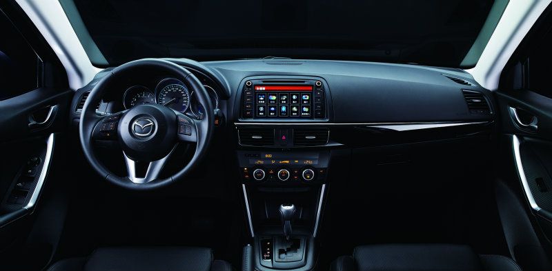 MAZDA CX-5 SKYACTIV-D以19吋大尺碼輪圈,搭配車尾雙出尾管,展現性能SUV的 強悍氣勢! MAZDA CX-5以KODO魂動設計語彙建構外觀與內裝造型,以黑色基調打造日式精緻 質感座艙,全車系並配備整合式八吋DVD影音導航系統等豪華配備。