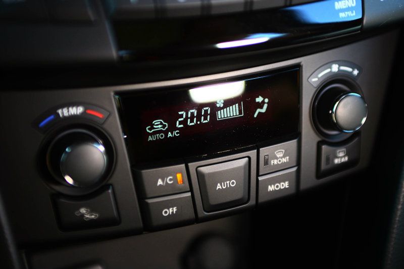 Swift的車艙質感向來是同級車中的佼佼者，高階的GLX還擁有恆溫空調等諸多實用級配備。