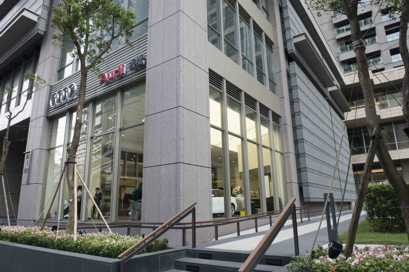 全新Audi板橋展示中心隆重開幕啟用,不僅讓Audi成為首家正式進駐新板特區的頂級豪華汽車品牌,同時宣告台灣奧迪汽車在新北市的服務版圖完成最重要佈局,將為旗下經銷體系挹注更龐大的銷售成長動能!