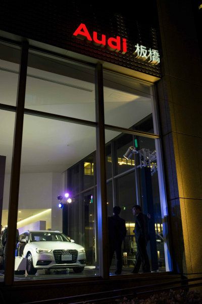 全新Audi板橋展示中心座落於新北市的核心區域新板特區內,地處該區域最熱鬧繁華的商業中心與交通樞紐,將為居住在新北市的車主們提供最便利之賞車服務。