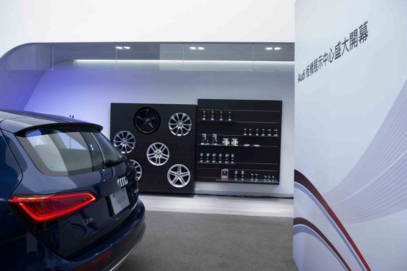 全新Audi板橋展示中心內部寬敞明亮的展示空間,可同時容納多達9部各式Audi車款進駐,另規劃有VIP貴賓休憩區、Audi原廠精品展示區等均一應俱全。