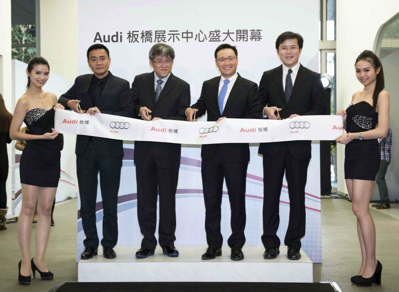 台灣奧迪汽車邱山祥總裁(右三)偕同銷售處長李御林(左二)、采迪汽車簡徐堅董事長(左三)和簡徐源總經理(左二)等經營團隊成員,連袂於全新Audi板橋展示中心開幕記者會上主持剪綵儀式。