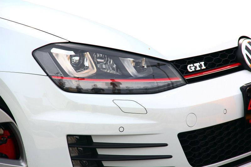 水箱罩經典的紅線,如今已延伸至頭燈內部,表現得更加猖狂。