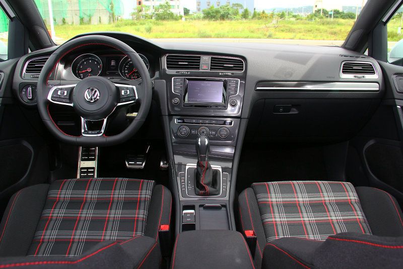 車室內部延續著7代Golf的設計,不過導入融合GTI經典與性能氣息的元素,呈現不同於一般Golf的氛圍。