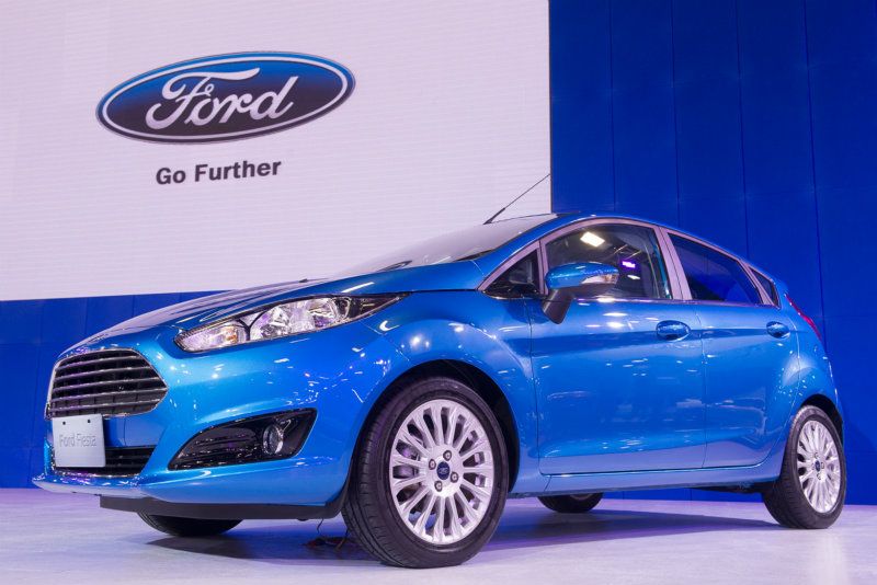 Ford汽車今於2014台北國際車展正式為全新大改款Ford All-New Fiesta揭幕,預告將於2014年農曆年後正式以國產身分和消費者見面,配置1.0升EcoBoost引擎和1.5升Ti-VCT自然進氣兩款小排氣量汽油引擎,引領國內車市綠色小車風潮!(圖一左為福特六和汽車營銷處副總經理劉繼升,右為福特六和汽車總裁范炘)