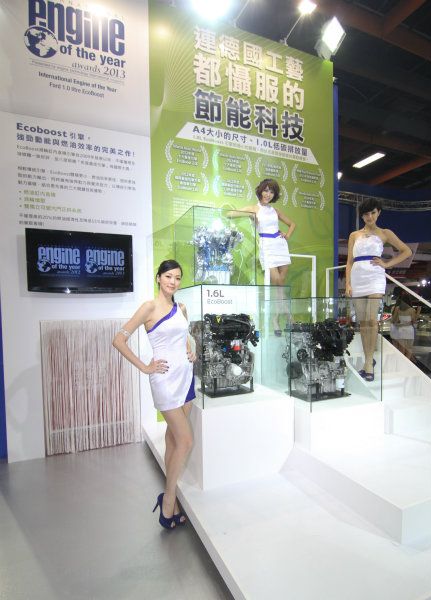 Ford導入國際引擎大獎史上最高分贏家─1.0升EcoBoost引擎,加上既有車款所搭載之1.6升和2.0升EcoBoost引擎,共同展現Ford新世代引擎家族浩大聲勢,引領國內汽油引擎綠能潮流!(圖三為福特六和汽車總裁范炘)