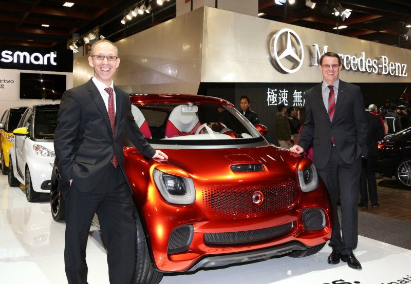 台灣賓士總裁邁爾肯(右) 與台灣賓士轎車業務行銷副總裁司達恆(左)出席開幕記者會