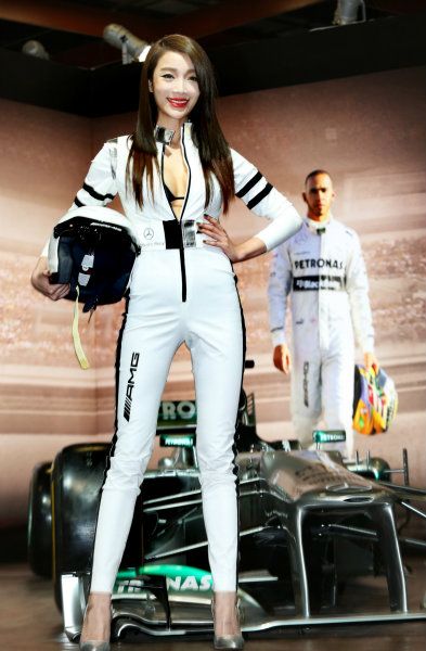 蔡淑臻以一襲賽車勁裝登場,襯托 F1 賽車的極速魅力