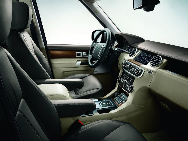 全新進化的2014 Discovery的內裝新增象牙白以及阿拉比加棕的全新座椅配色供選擇,以更豐富的選擇予車主打造最屬意的個人座駕。 全新進化的2014 Discovery的內裝新增象牙白以及阿拉比加棕的全新座椅配色供選擇,以更豐富的選擇予車主打造最屬意的個人座駕。