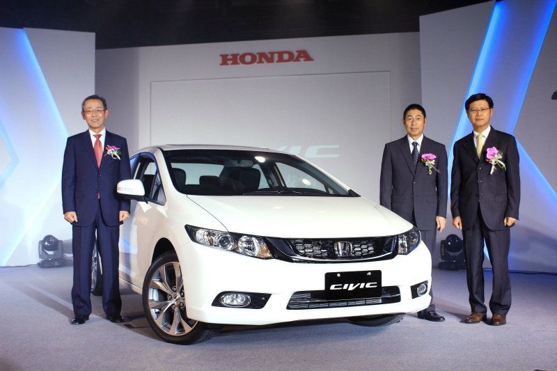 Honda Taiwan董事長 牧野 朗偕同一級主管與NEW CIVIC合影，為新車上市見證。