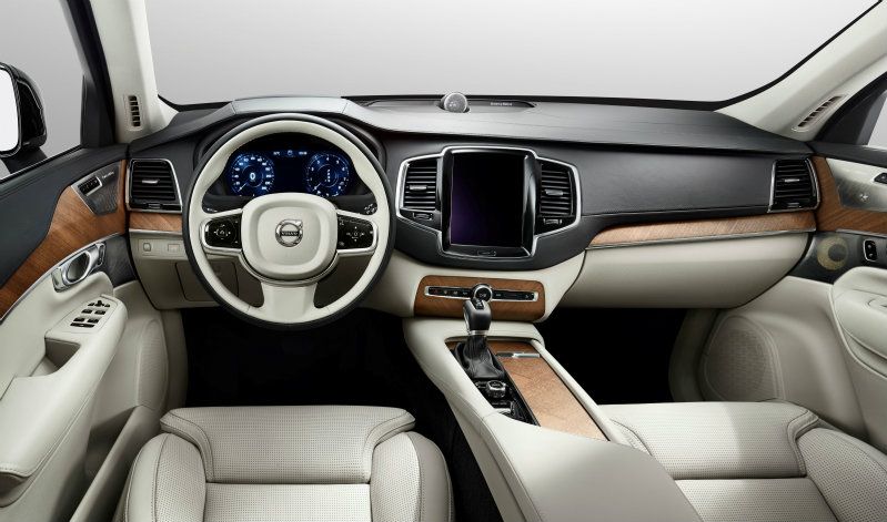 VOLVO宣稱新XC90是有史以來最豪華的設計，從方向盤、縫皮控台、實木飾板就能看出設計以及質感的精進，尤其是控台中央搭載Apple CarPlay系統有如平板電腦般的觸控螢幕，直接宣告了車用多媒體系統已經進入一個新時代。