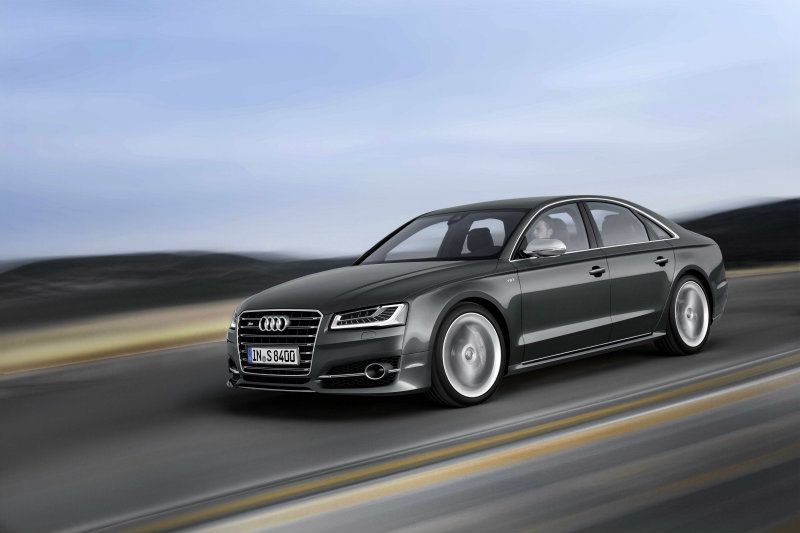 新Audi S8具備了四環品牌獨步車壇的創新科技，同時透過Audi ultra輕量化科技的輔助讓整體性能表現更上層樓，新Audi S8僅需4.1秒即可完成0～100km/h加速衝刺，堪稱是頂級豪華性能旗艦房車中的佼佼者！