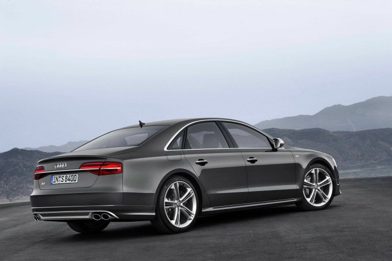 Audi原廠quattro GmbH部門精心為新Audi S8打造出展現極致性能取向的外觀造型，車頭採用全新設計的Audi矩陣式全LED頭燈科技，搭配極線LED識別燈和全新設計的大型Single-Frame家族化水箱護罩，再加上其他象徵其高性能豪華旗艦房車身份的專屬套件，如分別嵌在車頭水箱護罩和後行李箱蓋左側的S8專屬徽飾、後保險桿下方兩側的大型橢圓四出排氣尾管，以及四組21吋五輻三肋式輕量化鋁圈等，同步營造出高性能旗艦房車的傲人氣勢與科技質感！