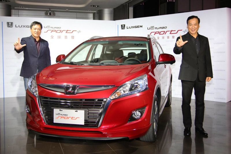 U6 TURBO SPORTS⁺於今晚（6/11）正式上市發表，LUXGEN總經理胡開昌（右）及副總經理曹中庸（左）連袂出席，並預祝U6 TURBO SPORTS⁺如靓酷紅新車色一樣，銷售長紅！