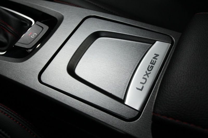 電子手剎車與金屬紋路飾板