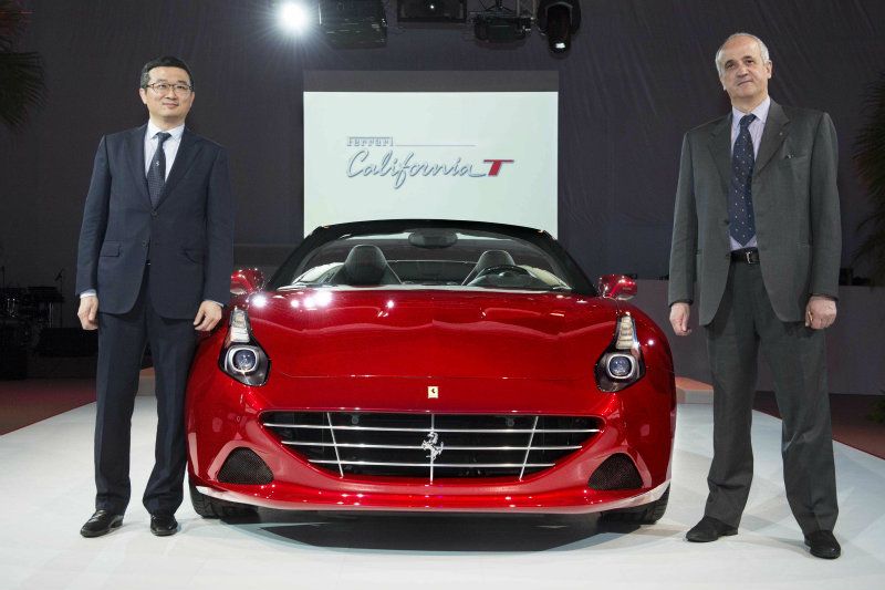 (右)臺灣蒙地拿總經理 Mr. Fabrice de Murat與(左)Ferrari 法拉利品牌總經理 劉冠甫先生一同揭幕