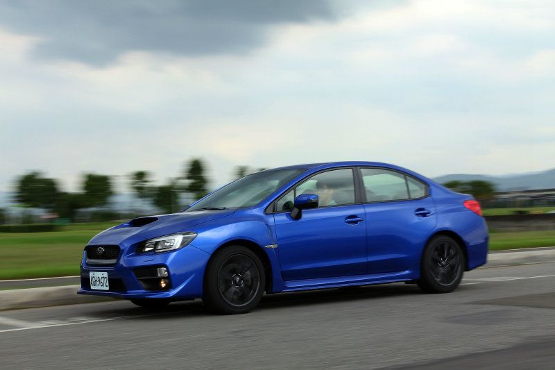 Sport Lineartronic變速箱能夠手動升降模擬檔位,0-100公里加速比手排車型略慢0.3秒,油耗表現卻更出色。