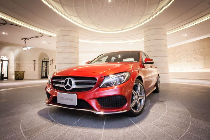 C 250 AMG Line的動感流線外型將運動氣息提升至頂點，搭襯文華東方的典雅風範，完美演繹菁英成就的尊榮光芒。