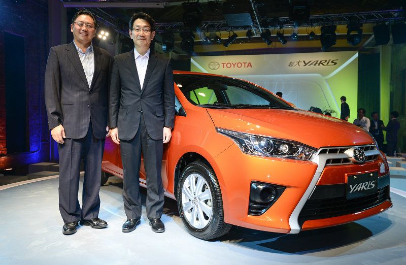 和泰汽車蘇純興總經理(左)與日本豐田汽車YARIS總工程師松田健(右)一同與TOYOTA 超大YARIS合影