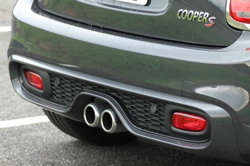 就外觀上,手排版Mini Cooper S與一般自排版本一模一樣。 就外觀上,手排版Mini Cooper S與一般自排版本一模一樣。