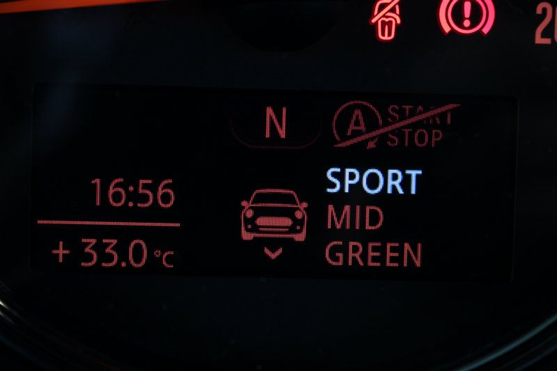 由於離合器踏板設定優異,手排Mini Cooper S開起來一點也沒有壓力。 由於離合器踏板設定優異,手排Mini Cooper S開起來一點也沒有壓力。