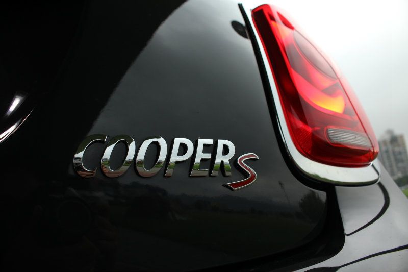 售價更低、樂趣更多的手排版本Mini Cooper S以158萬元的售價發表上市,首批量並不多,至於賣完後會不會再引進也仍未知,可以確定的是這絕對是少數伯樂才懂得欣賞的有趣車款,如果你也是成天嚷嚷著非手排車不買的熱血玩家,不要懷疑買下去就對了,除非...大家真都只是隨便說說而已。 售價更低、樂趣更多的手排版本Mini Cooper S以158萬元的售價發表上市,首批量並不多,至於賣完後會不會再引進也仍未知,可以確定的是這絕對是少數伯樂才懂得欣賞的有趣車款,如果你也是成天嚷嚷著非手排車不買的熱血玩家,不要懷疑買下去就對了,除非...大家真都只是隨便說說而已。