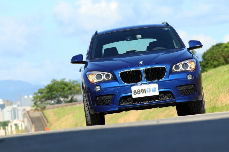 比起家族大哥X5與X3,X1反而比較像1系列的跨界加高車型。 比起家族大哥X5與X3,X1反而比較像1系列的跨界加高車型。