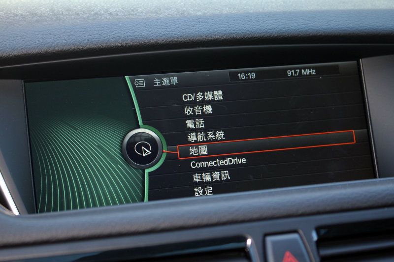 半麂皮半織布車艙材質,提供更富運動化氛圍觀感。 半麂皮半織布車艙材質,提供更富運動化氛圍觀感。