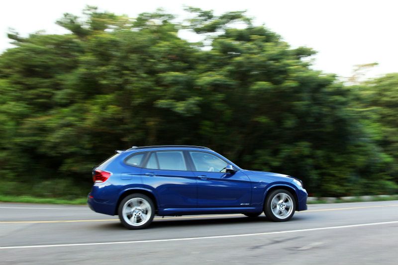 受惠於後輪驅動,X1 sDrive20i十足輕快易控,在彎中表現出流暢的步伐,但較高的重心終究不若掀背車身手俐落。 受惠於後輪驅動,X1 sDrive20i十足輕快易控,在彎中表現出流暢的步伐,但較高的重心終究不若掀背車身手俐落。