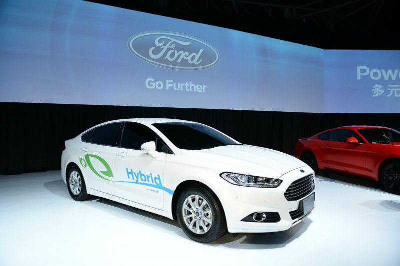全新世代Ford Mondeo旗艦房車,本次特別展出2.0升EcoBoost引擎與Hybrid油電複合動力系統,承載著全國消費者的期待首度在台美形曝光。全新世代Mondeo採以Kinect Design 2.0設計語彙,呈現前所未有的優雅線條,從容內斂的大器感受中,透露難以隱藏的霸氣。從外觀看來,4,871mm的身長與2,850mm的軸距安排間,全新世代Mondeo提供同級無法媲美的最大車室空間。 全新世代Ford Mondeo旗艦房車,本次特別展出2.0升EcoBoost引擎與Hybrid油電複合動力系統,承載著全國消費者的期待首度在台美形曝光。全新世代Mondeo採以Kinect Design 2.0設計語彙,呈現前所未有的優雅線條,從容內斂的大器感受中,透露難以隱藏的霸氣。從外觀看來,4,871mm的身長與2,850mm的軸距安排間,全新世代Mondeo提供同級無法媲美的最大車室空間。