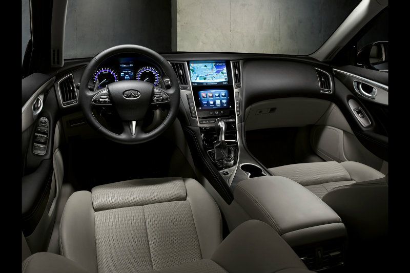 INFINITI InTouch雙螢幕主控台讓Q50的座艙就仿如未來概念車款,流露濃厚的科技前衛氛圍。 INFINITI InTouch雙螢幕主控台讓Q50的座艙就仿如未來概念車款,流露濃厚的科技前衛氛圍。