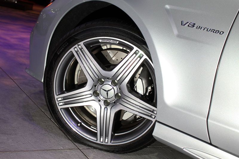 CLS 63 AMG 4MATIC Shooting Brake採用19吋三肋式鋁圈